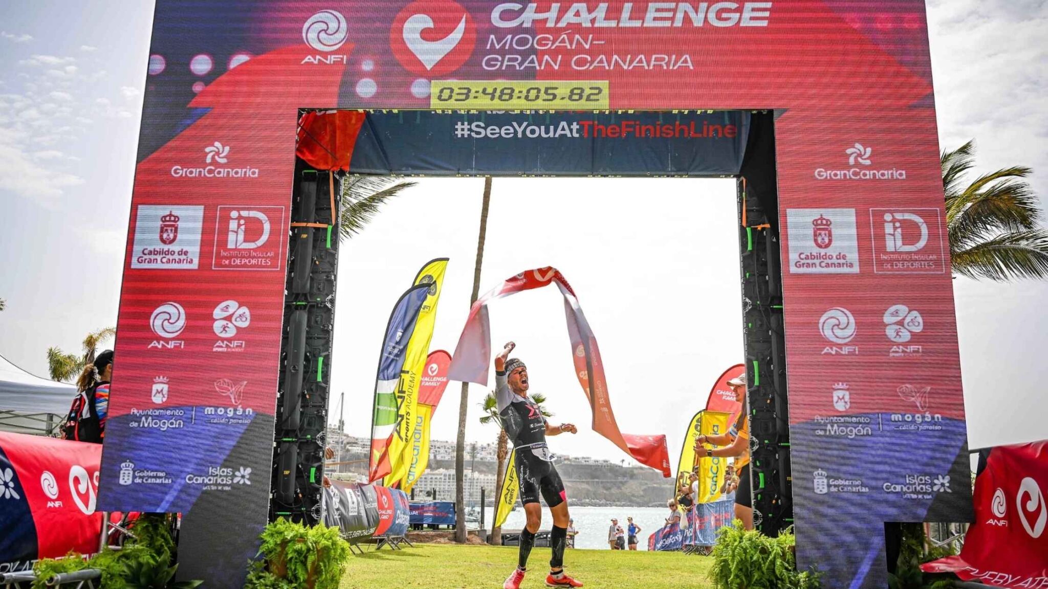 Triatleta cruzando la meta del Anfi Challenge Mogán-Gran Canaria