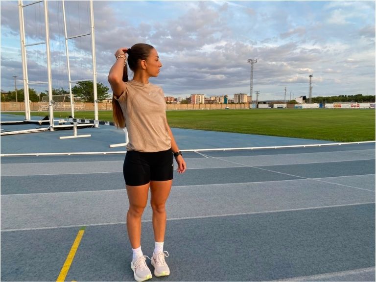 Corredora con las ASICS NOVABLAST 6 durante el test en pista