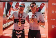Kristian Blummenfelt y Gustavposan con sus medallas tras una prueba de Challenge Family