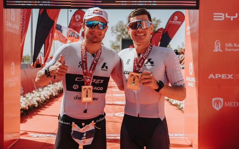 Kristian Blummenfelt y Gustavposan con sus medallas tras una prueba de Challenge Family