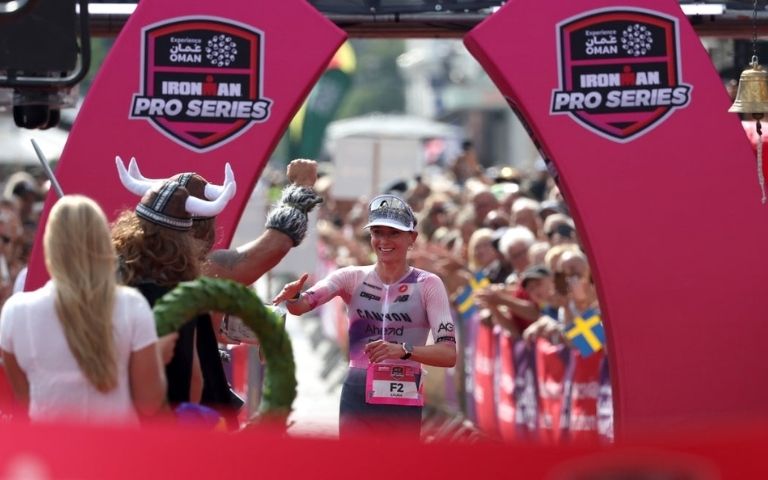 Laura Philipp cruza la meta de una prueba de la IRONMAN Pro Series en Kalmar 2026