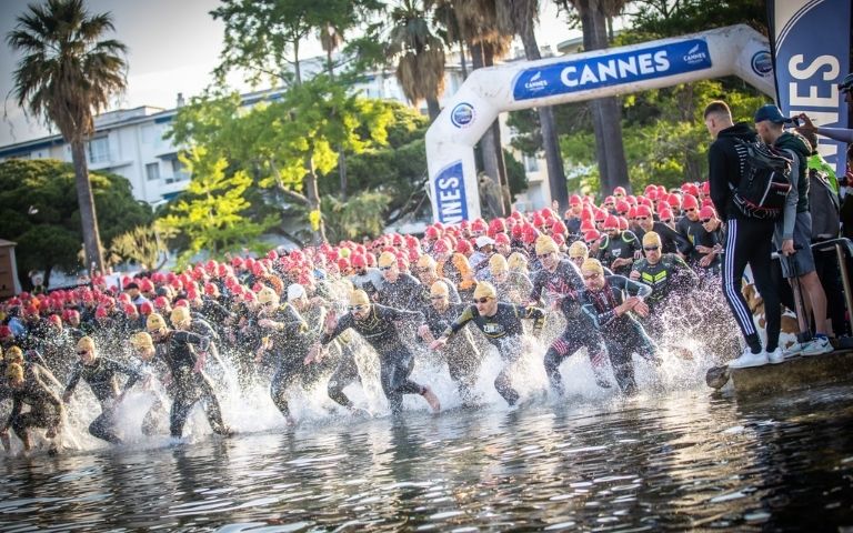 Salida de triatletas en Cannes durante una prueba de triatlón en Francia