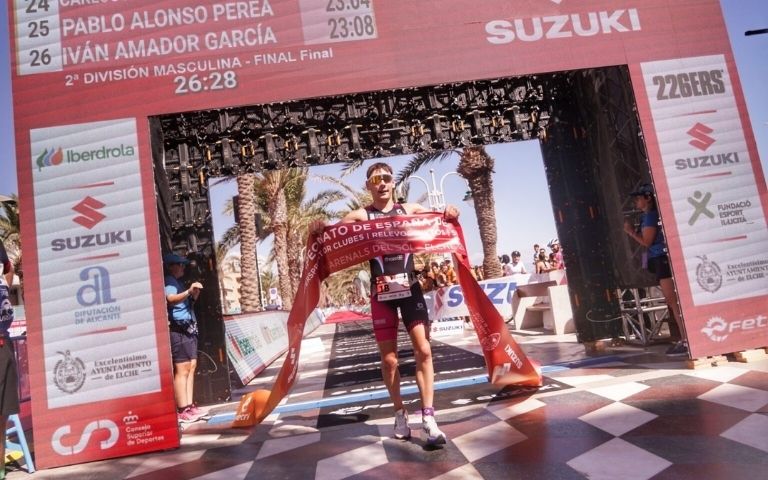 Triatleta cruza la meta del Campeonato de España SuperSprint por Clubes 2026 en Arenales del Sol