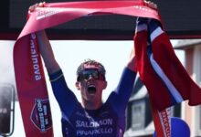 Casper Stornes celebra su victoria en el IRONMAN European Championship Frankfurt 2026 levantando la cinta de meta.
