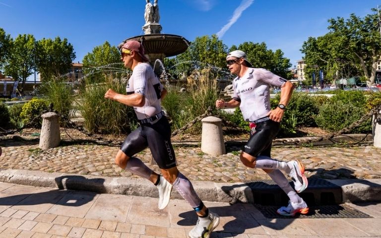 Casper Stornes y Kristian Blummenfelt corriendo en el IRONMAN 70.3 Aix-en-Provence 2025