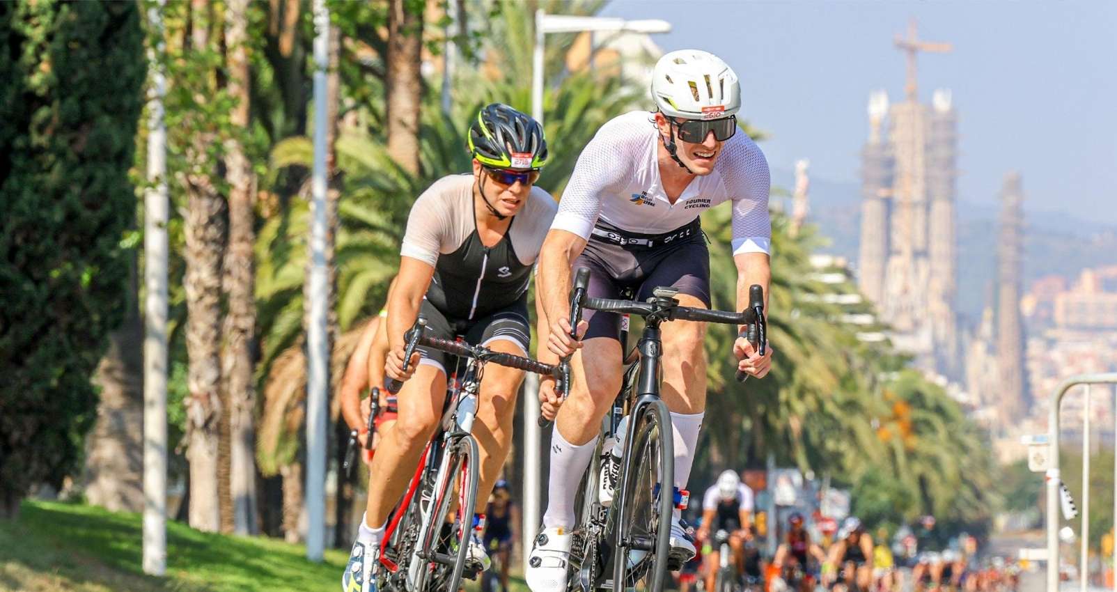 Triatletas durante el segmento ciclista del Challenge Barcelona Triatló