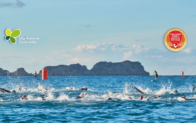 Salida de natación del Challenge Peguera Mallorca con triatletas en el mar