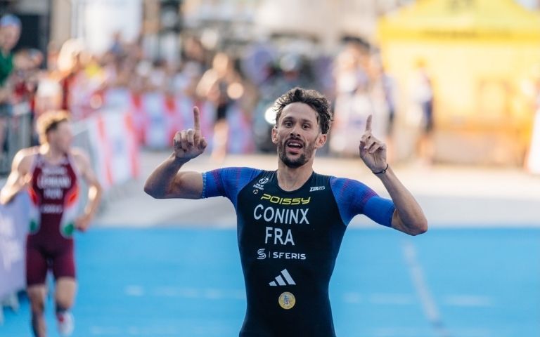 Dorian Coninx celebra durante el Mixed Relay World Championship