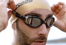 Nadador ajustándose unas gafas de natación con gorro Zoggs