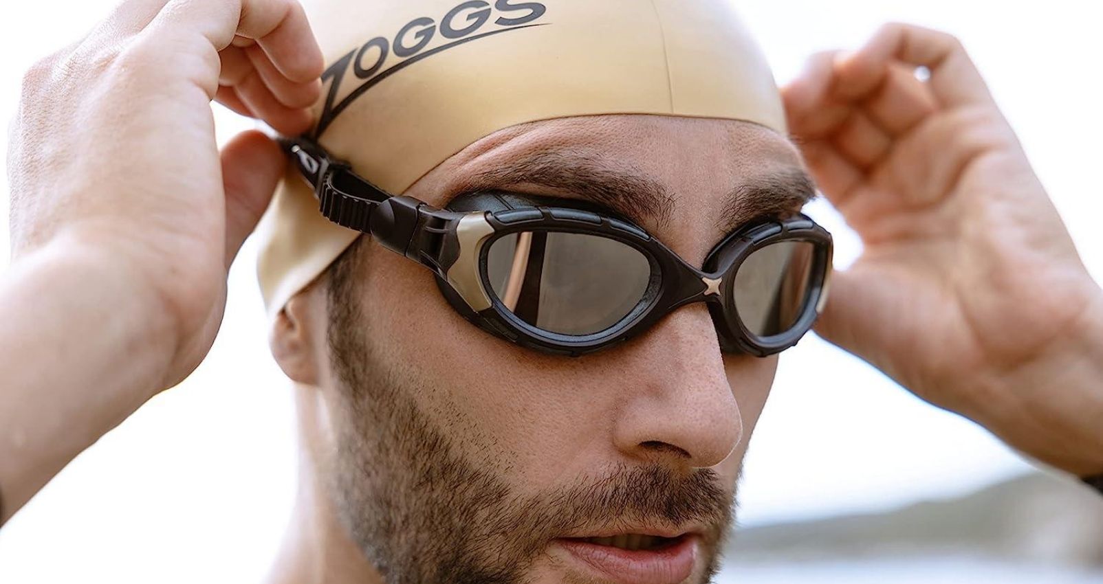 Nadador ajustándose unas gafas de natación con gorro Zoggs