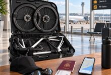 Maleta de bicicleta, pasaporte y móvil preparados para viajar a competir en triatlón