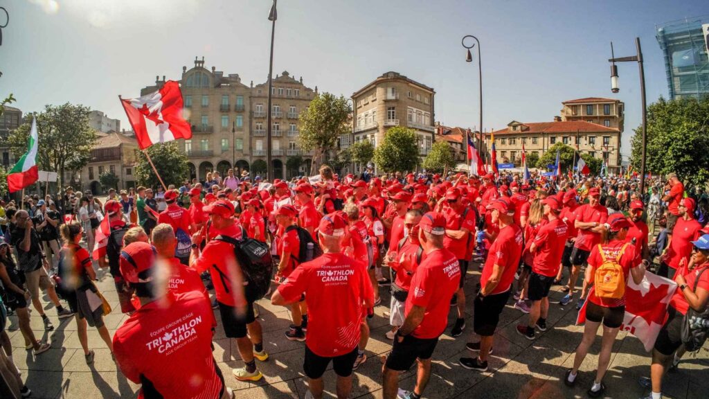 Triatletas de Canadá durante un desfile de naciones en Pontevedra