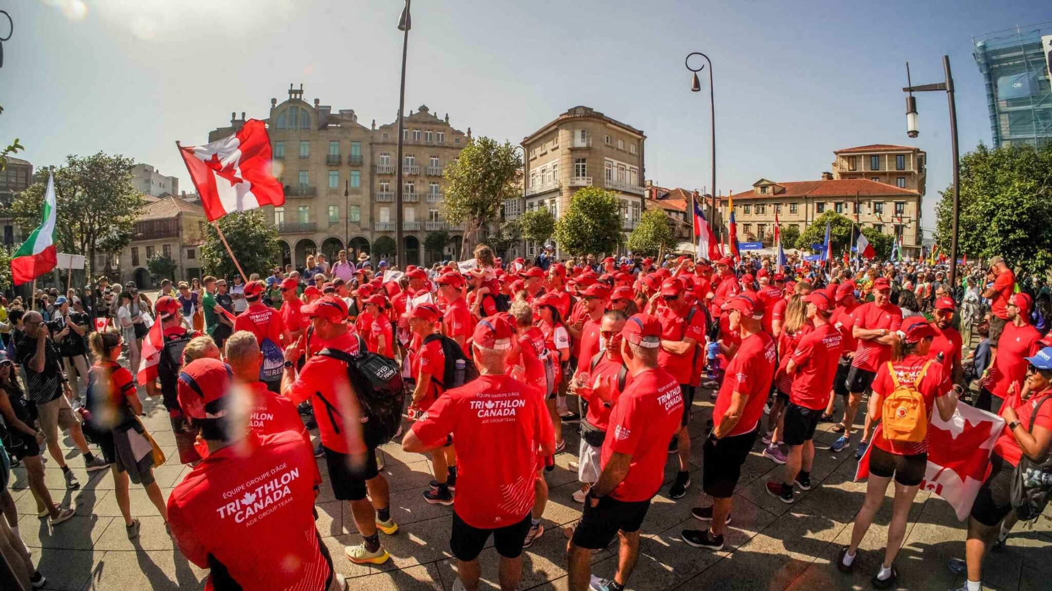 Triatletas de Canadá durante un desfile de naciones en Pontevedra