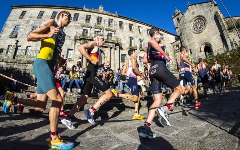 Triatletas de élite corriendo por las calles de Pontevedra durante una competición internacional