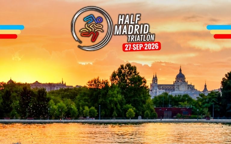 Participantes nadando en el Lago de la Casa de Campo con el logo del Half Madrid Triatlón 2026