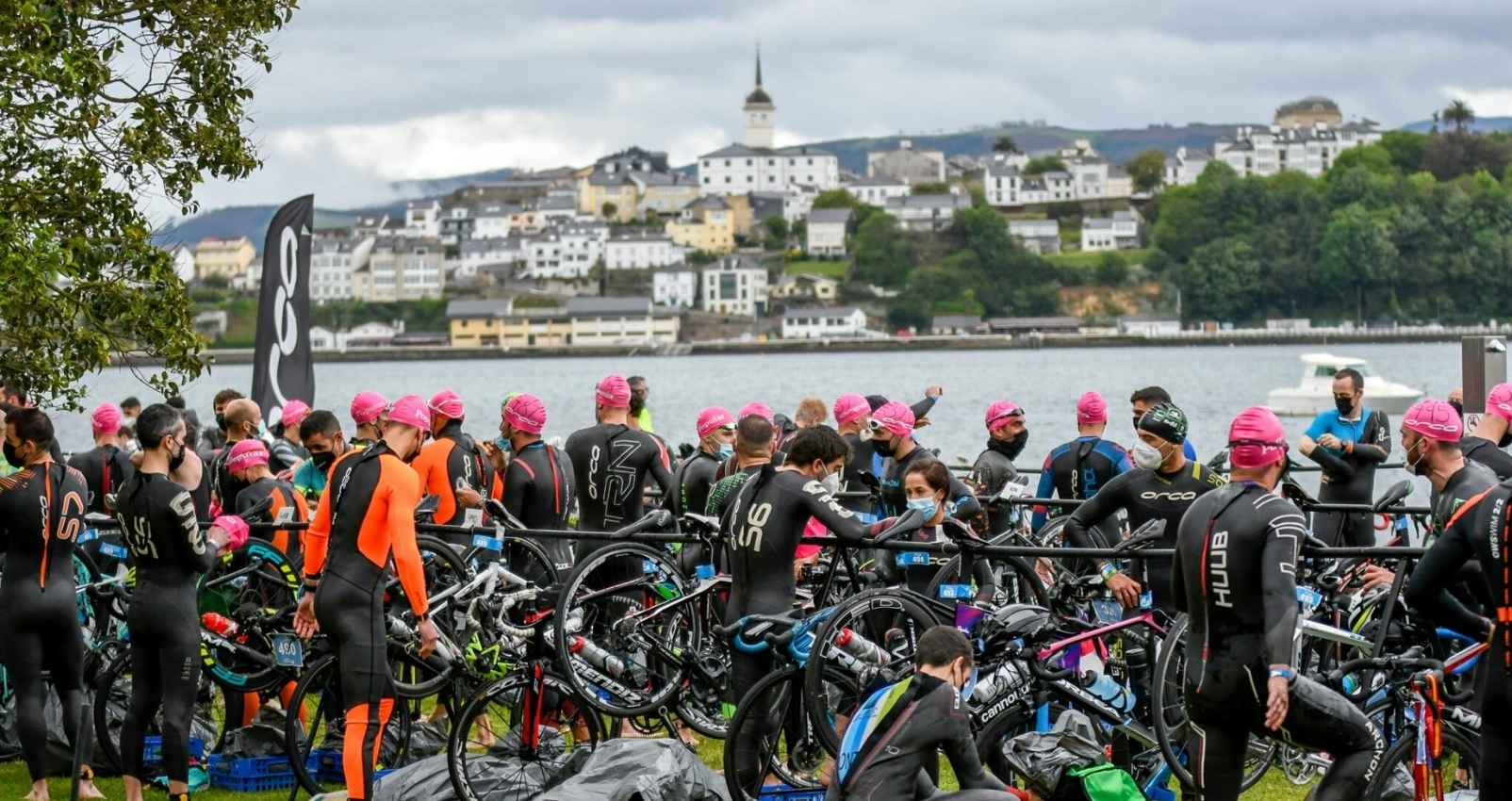 Triatletas en la zona de transición del Half Triatlón Ribadeo junto a la ría