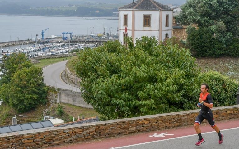 Triatleta durante la carrera a pie del Half Triatlón Ribadeo 2026