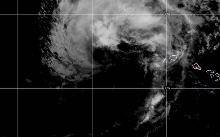 Imagen satelital del huracán Nolo al oeste de Hawái antes del Mundial IRONMAN Kona 2026
