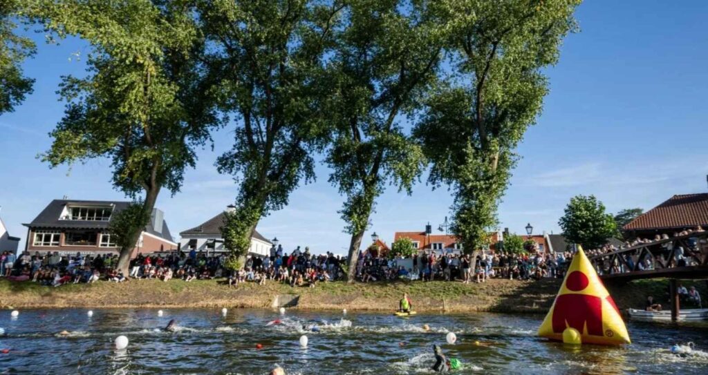 Triatletas durante la natación del IRONMAN 70.3 Knokke-Heist