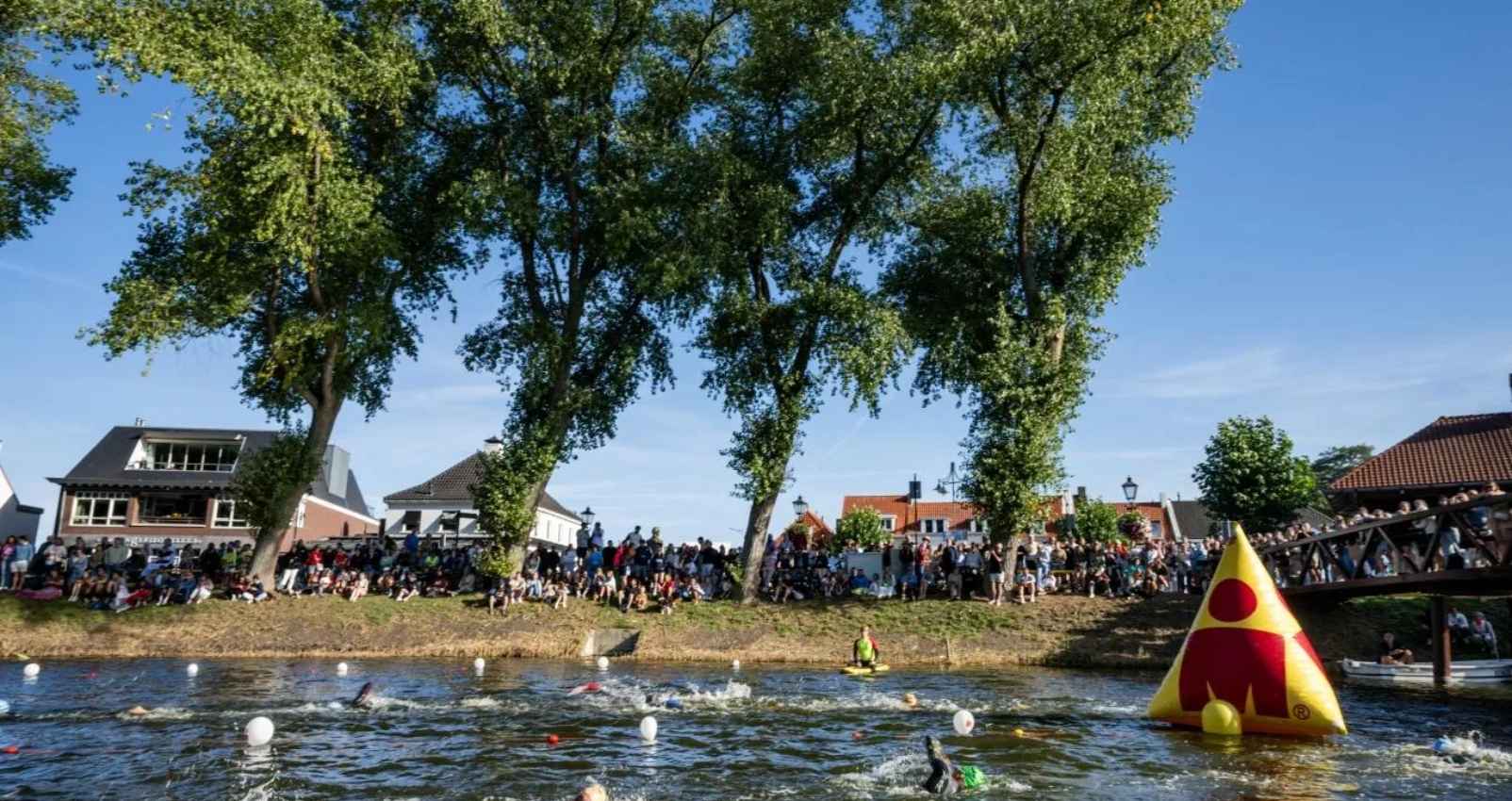 Triatletas durante la natación del IRONMAN 70.3 Knokke-Heist