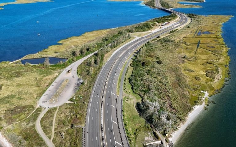 Vista aérea de una carretera junto a la costa en el entorno de Jones Beach, Nueva York