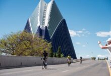 Ciclistas del IRONMAN 70.3 Valencia junto a la Ciudad de las Artes y las Ciencias