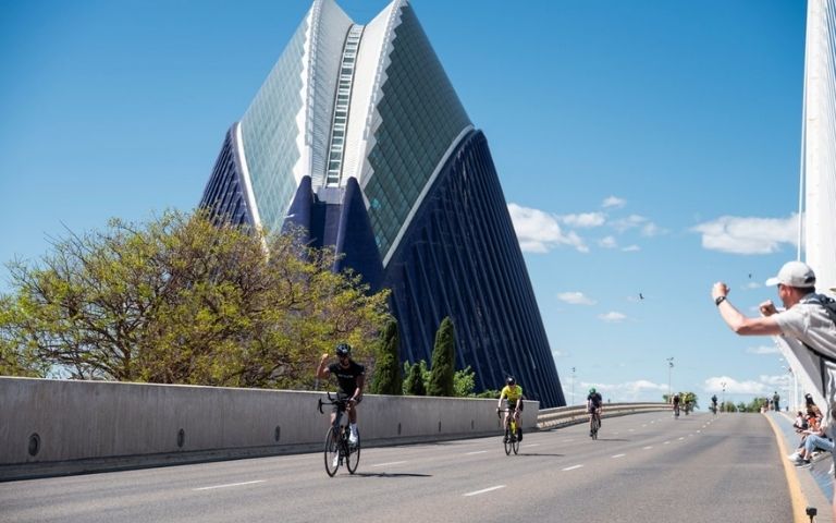 Ciclistas del IRONMAN 70.3 Valencia junto a la Ciudad de las Artes y las Ciencias