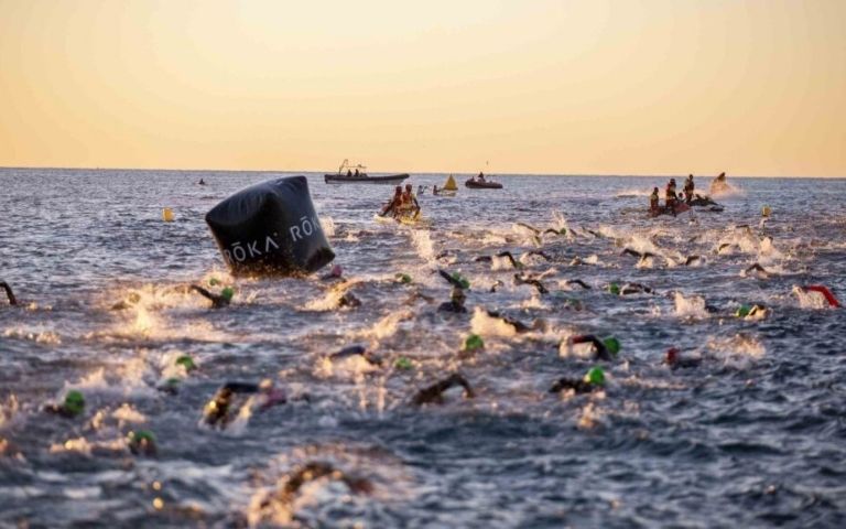 Salida de natación del IRONMAN Calella-Barcelona con decenas de triatletas en el mar
