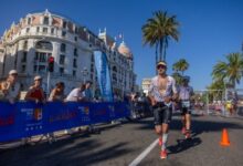 Triatleta corriendo durante el IRONMAN France Nice en Niza
