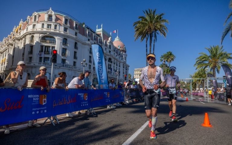 Triatleta corriendo durante el IRONMAN France Nice en Niza