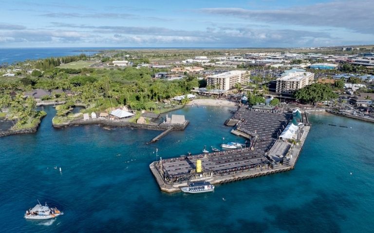 Vista aérea de la zona de transición del IRONMAN en Kailua-Kona, Hawái