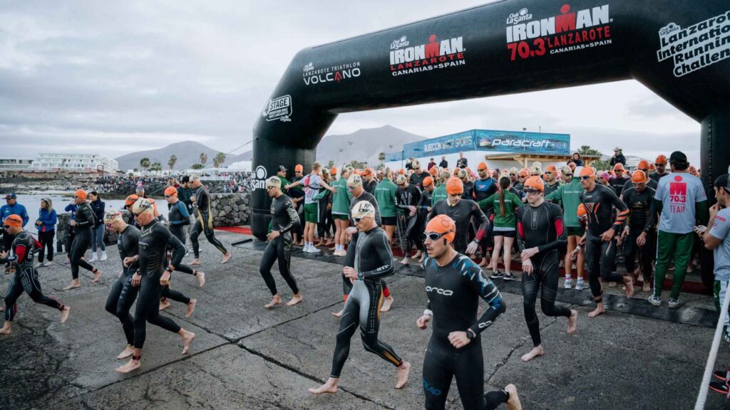 Triatletas acceden a la zona de natación en una prueba IRONMAN en Lanzarote