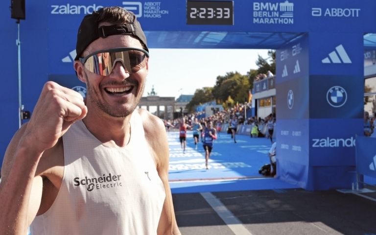 Frodeno celebra en la meta del Maratón de Berlín 2026 tras marcar 2:23:33