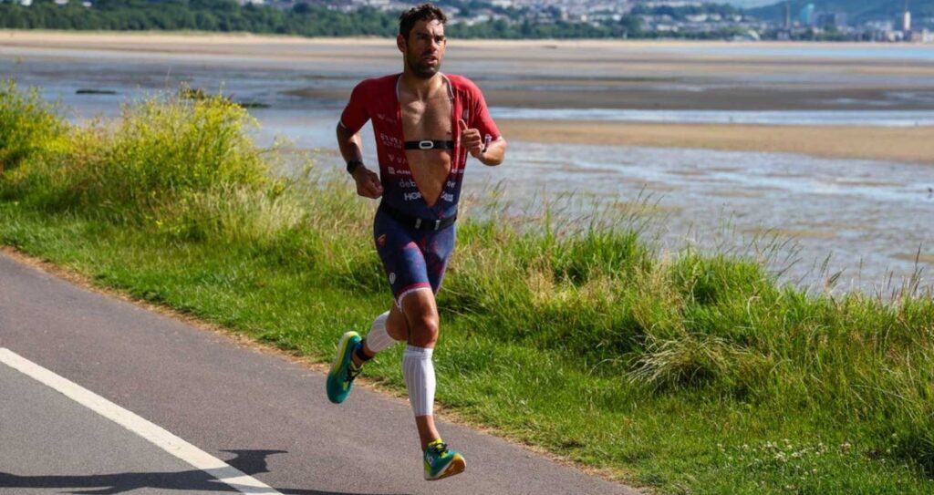 Joe Skipper durante el segmento de carrera a pie en una prueba de triatlón