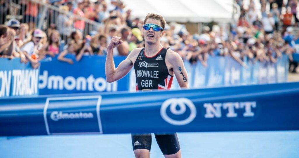Jonathan Brownlee cruza la meta en una prueba de las Series Mundiales de Triatlón