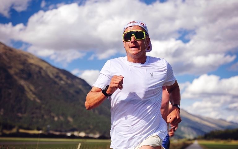 Kristian Blummenfelt entrenando carrera a pie durante su concentración en St. Moritz
