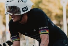 Kyle Smith durante el segmento ciclista del French Riviera T100 2026