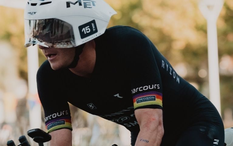Kyle Smith durante el segmento ciclista del French Riviera T100 2026