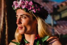 Lucy Charles con la corona de flores en Hawái