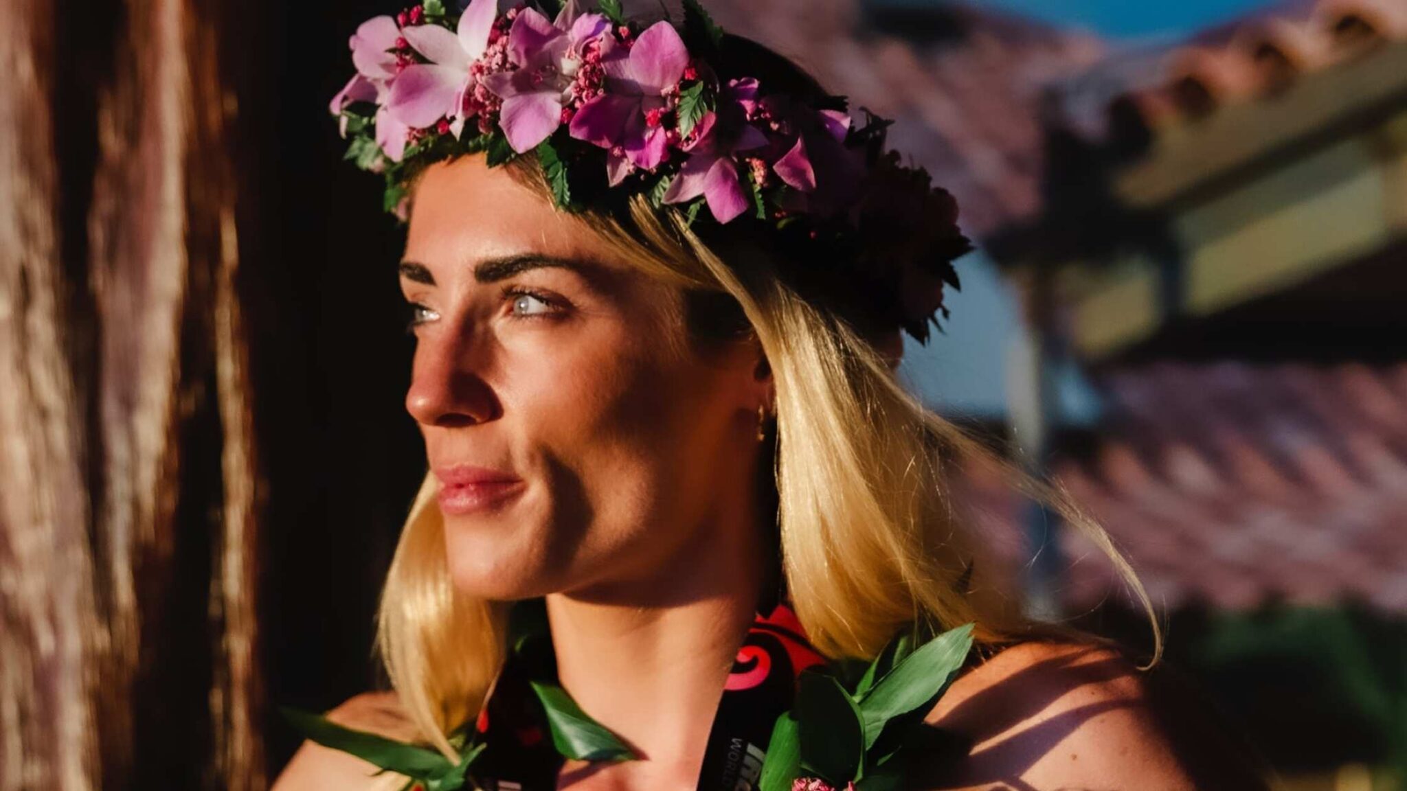 Lucy Charles con la corona de flores en Hawái