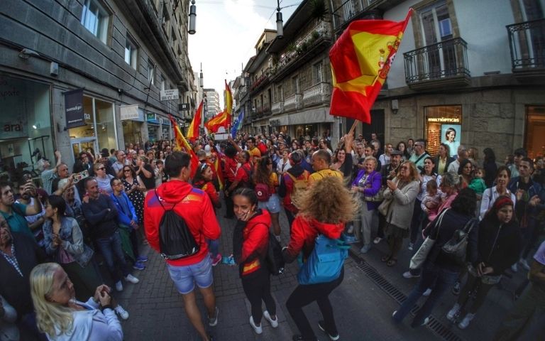 Público y participantes con banderas de España durante el Mundial de Triatlón de Pontevedra