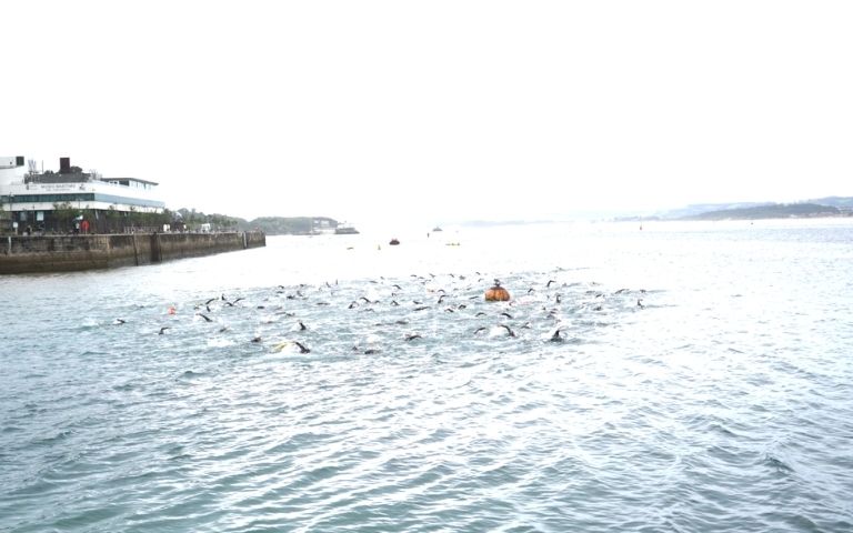 Salida de natación del Triatlón Ciudad de Santander en la bahía