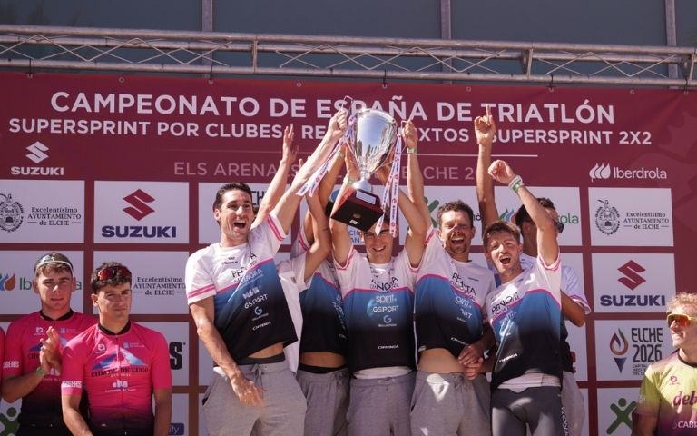 Equipo masculino del Peñota Dental Triatlón celebra con el trofeo la Liga Suzuki 2026 en Arenales del Sol