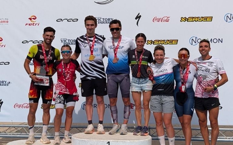 Podio del Half Madrid Triatlón 2026 con los triatletas premiados tras la prueba en la Casa de Campo