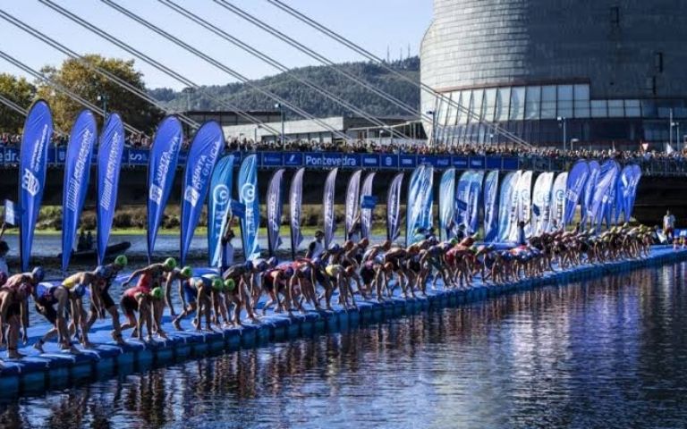 Triatletas preparados para la salida en una competición internacional en Pontevedra