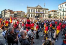 Ambiente de un Mundial de triatlón en Pontevedra frente a la Casa Consistorial, con deportistas, público y representantes de España