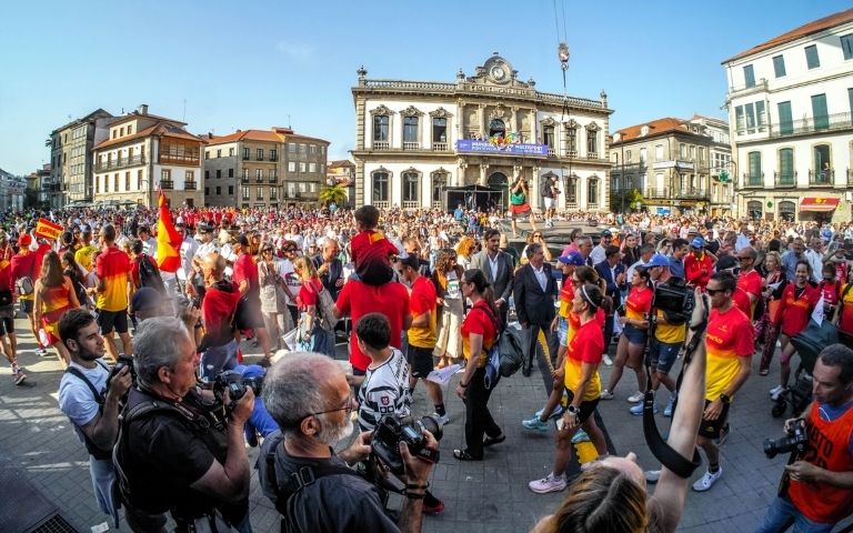 Ambiente de un Mundial de triatlón en Pontevedra frente a la Casa Consistorial, con deportistas, público y representantes de España