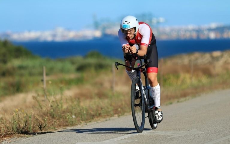 Triatleta durante el segmento ciclista del Triatlo de Moura