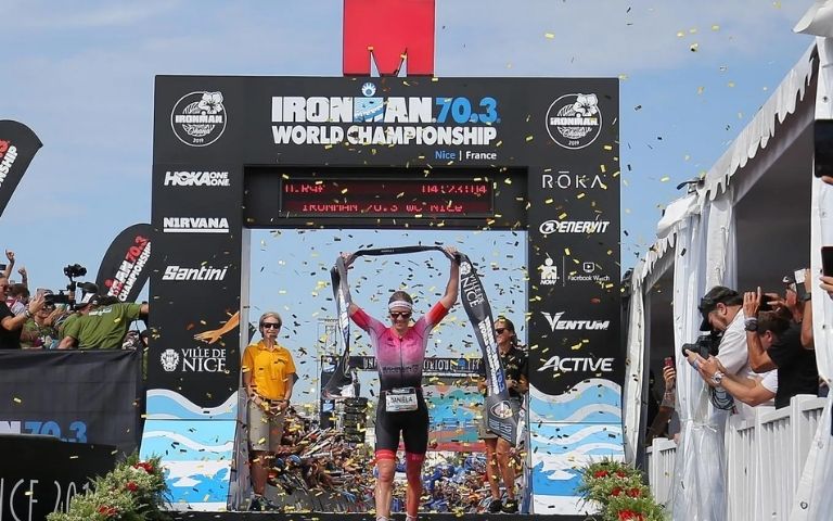 Llegada femenina en el Mundial IRONMAN 70.3 de Niza, sede del campeonato de 2026