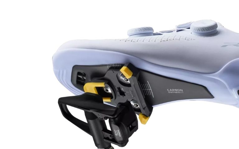 Pedal Shimano SPD-SLR enganchado a una zapatilla de carretera con la nueva cala